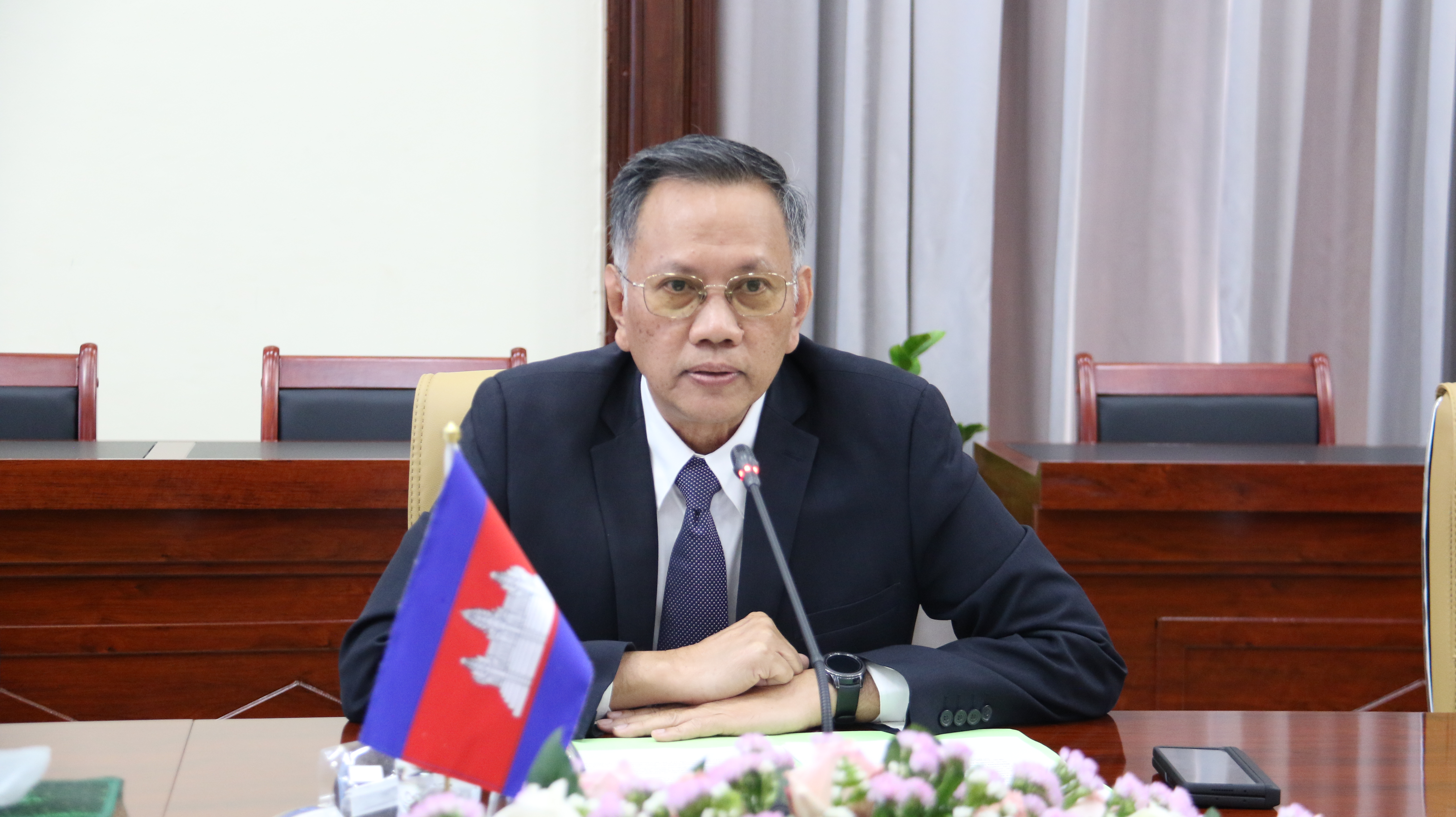 ជំជួបសម្តែងការគួរសម និងពិភាក្សាការងាររវាងឯកឧត្តម ឯកឧត្តម រ៉ិត វុទ្ធី អគ្គលេខាធិការ នៃគណៈកម្មាធិការសហប្រតិបត្តិ-ការអភិវឌ្ឍន៍កម្ពុជានិងឯកឧត្តម ឯកឧត្តម Tino Chrupalla ​ ជាប្រធានក្រុមសភានៃគណបក្ស AfD ដែលអញ្ជើញមកបំពេញទស្សនកិច្ចនៅព្រះរាជាណាចក្រកម្ពុជា និងអមដំណើរដោយ ឯកឧត្តម Stefan Anton Messerer ឯកអគ្គរដ្ឋទូតសហព័ន្ធអាល្លឺម៉ង់ប្រចាំកម្ពុជា